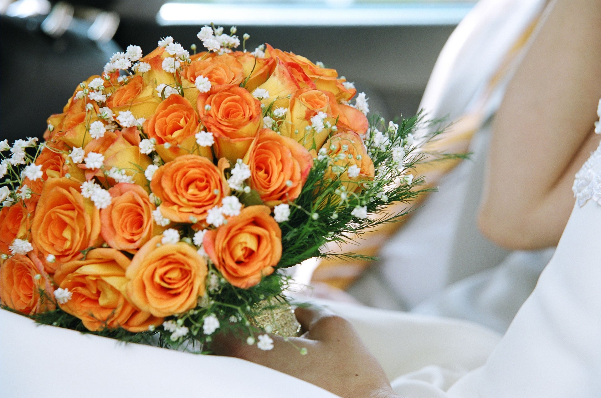 DIY Wedding Flowers vs. Hiring a Florist: Which Option Is Right for Your Wedding?